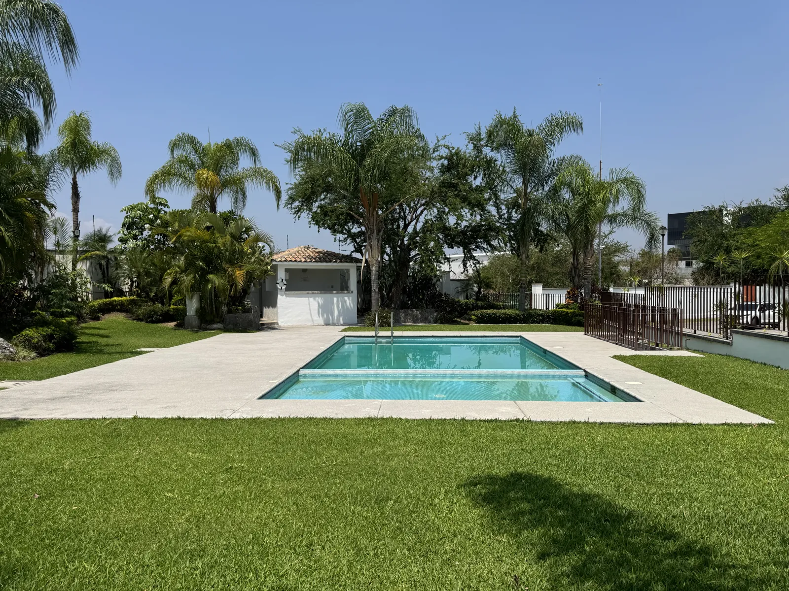 Área de eventos con pérgola y alberca